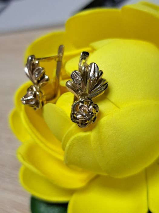 Бриллиантовые золотые серьги