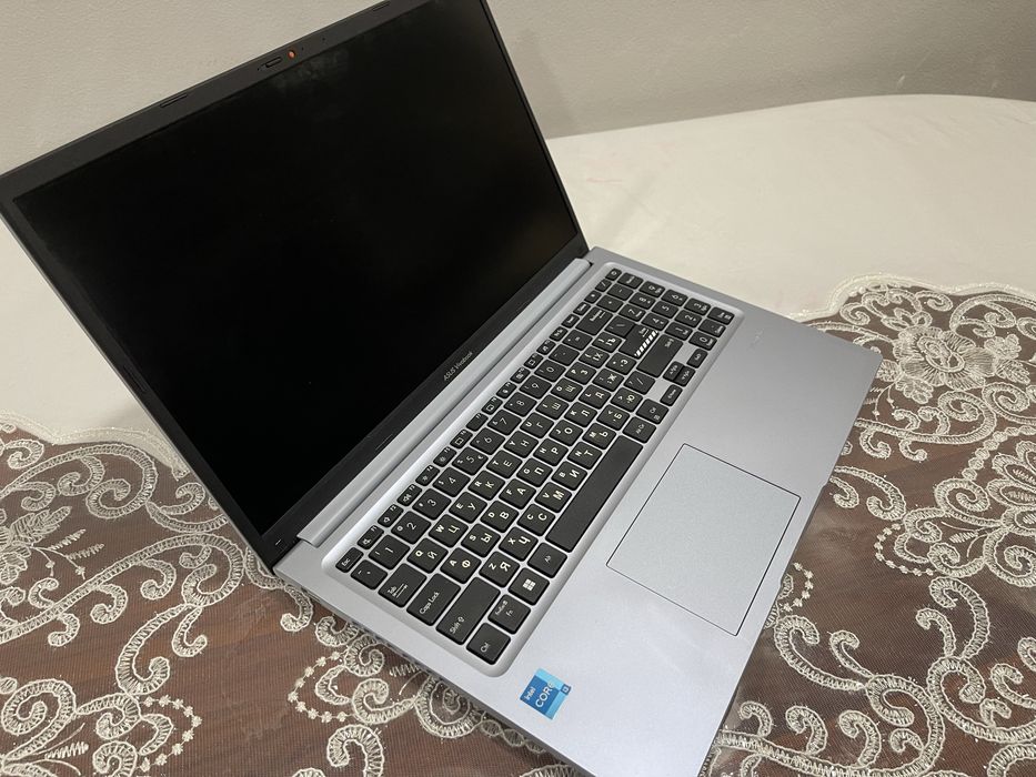 ASUS VivoBook  sotiladi yengi kop ishlamagan