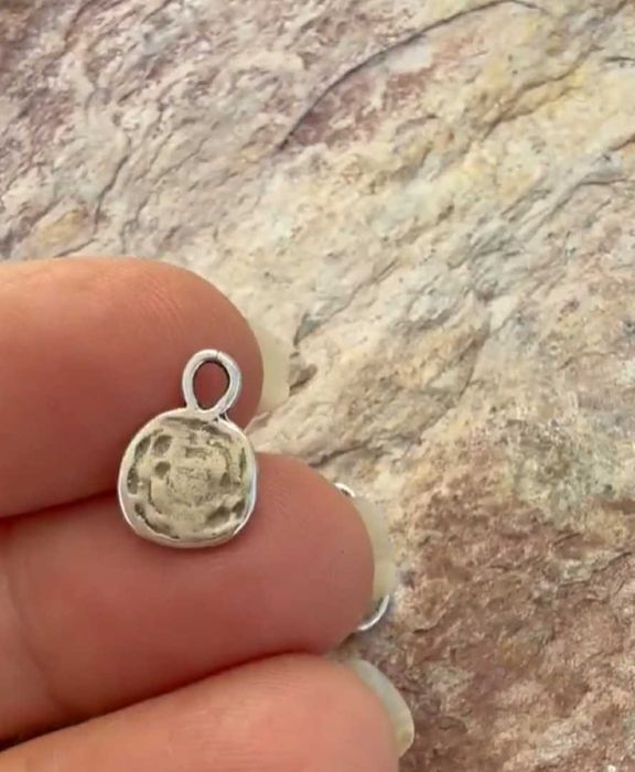 Сребърно бижу 925 – медальон лапичка, талисман за любов към животните.