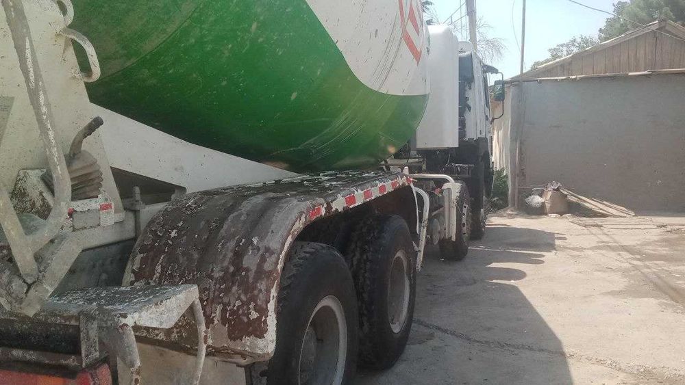 Автомиксер  HOWO