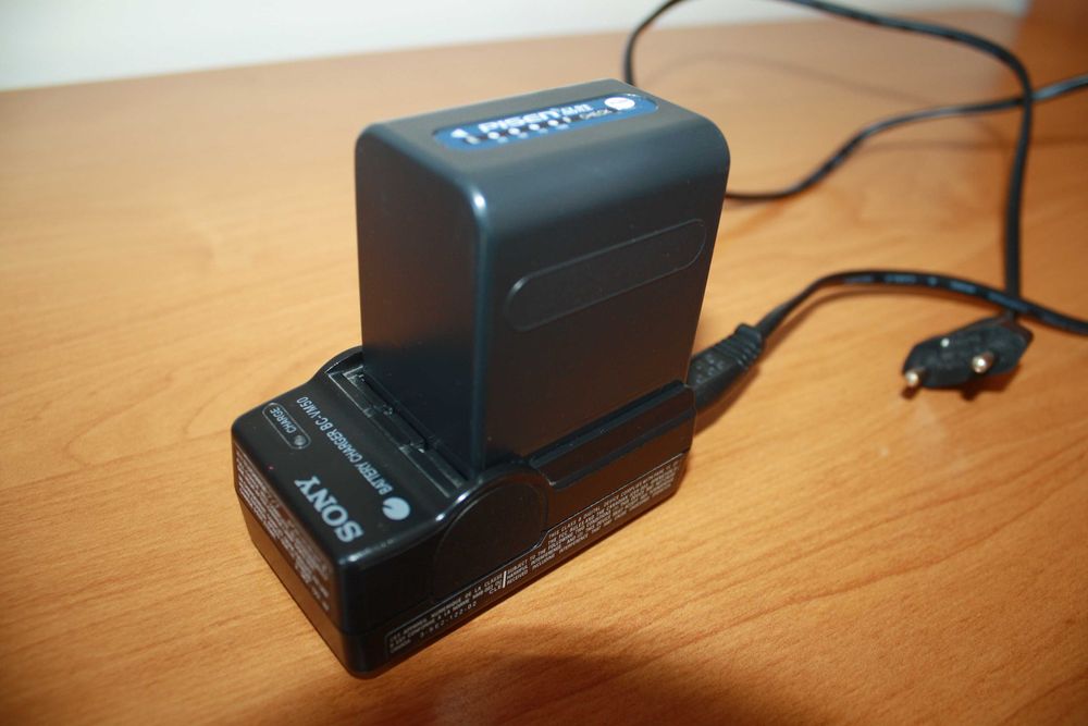 Продаётся  видеокамера  SONI  HDV .