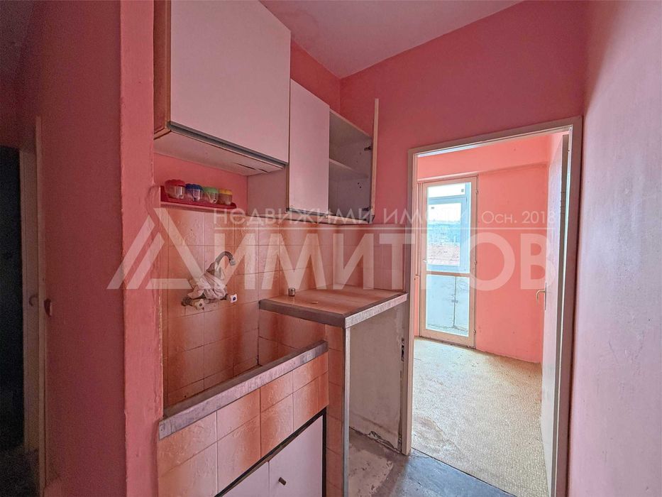 Продава гарсониера 40 м2. в центъра на гр. Нови пазар, САНИРАН жилищен блок. Нисък етаж.