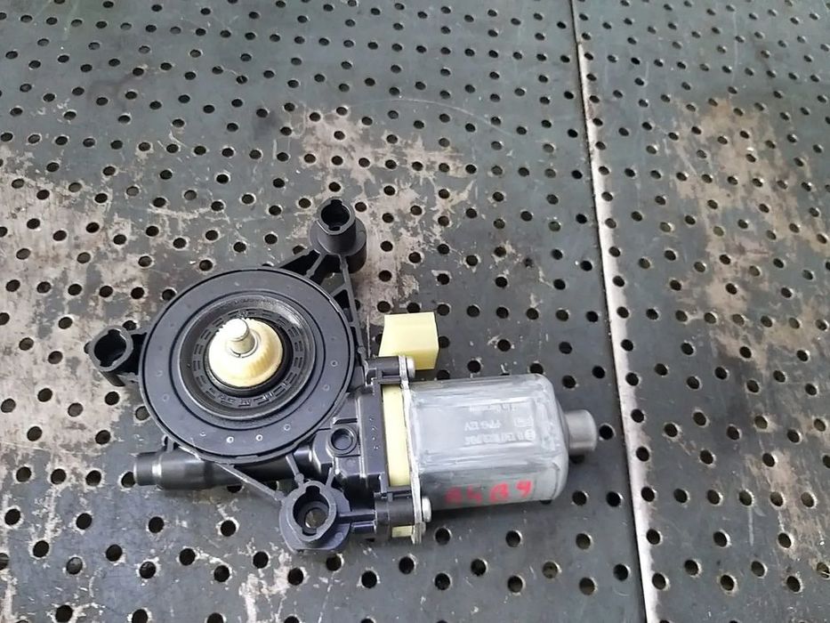 Motoras macara dreapta fata audi a4 b9 8w 0130822704 8w0959802