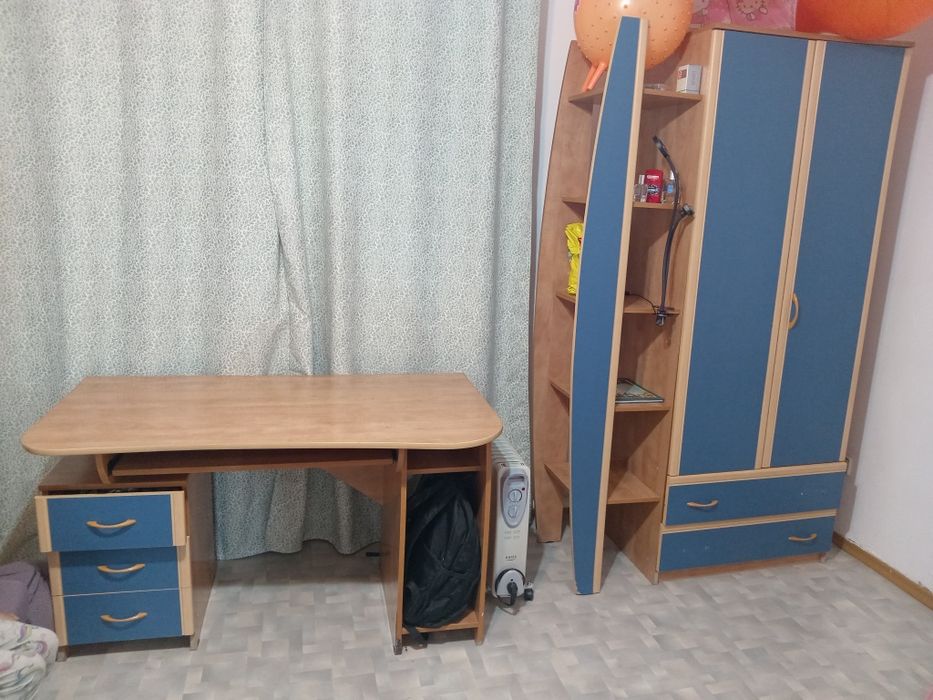 Продам стол шкаф