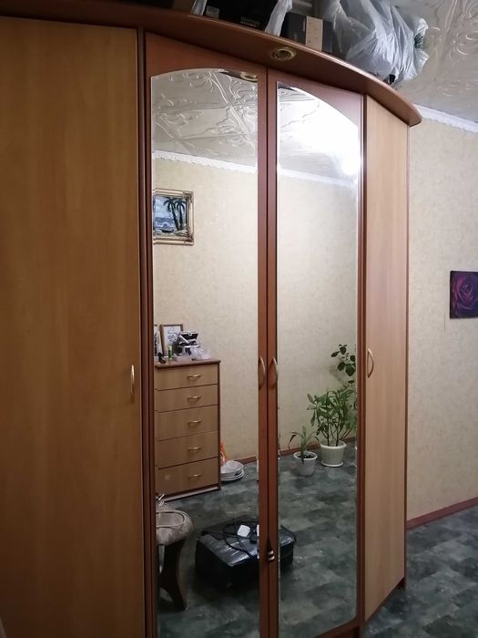 Продам большой шифоньер в спальню.