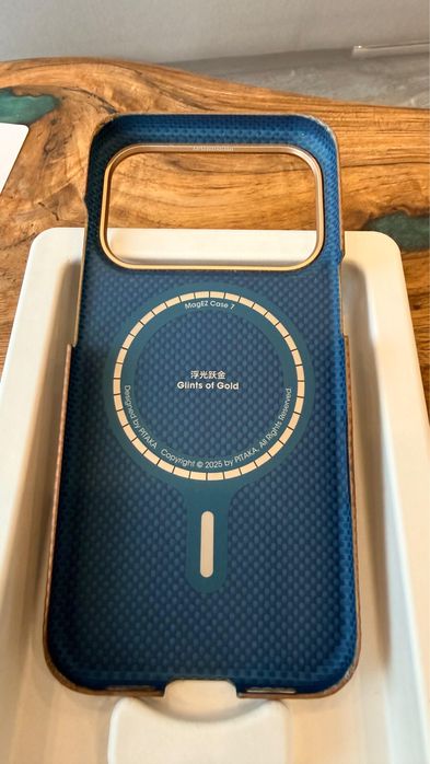 Husa Husa Pitaka iPhone 17 Pro  Ultra-Slim, Golden Glint (PitaTap