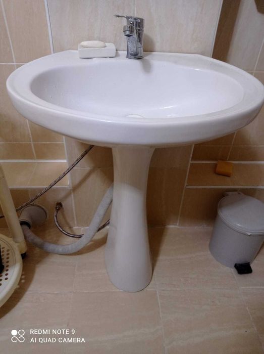Раковина  с новым краном на ванную комнату