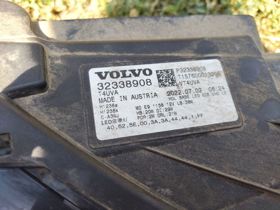 Vând aripă dreapta fata si far stânga volvo xc40 2024