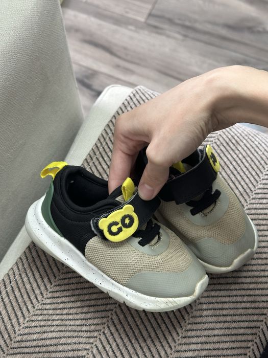 Продам детские кроссовки