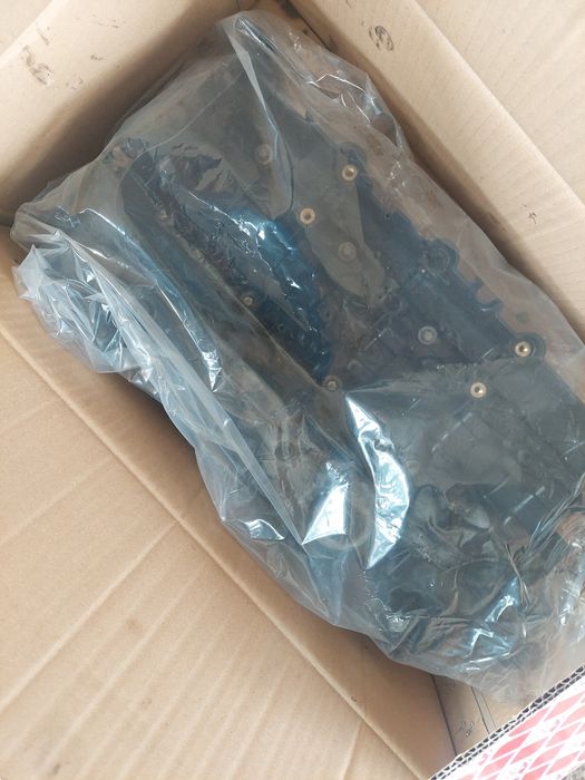 Vând capac culbutori BMW F30 și Pompă de ac