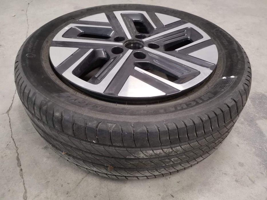 Джанта с гума / Hyundai Kona 7J X R17 ET50 Оригинална Оригинална джант