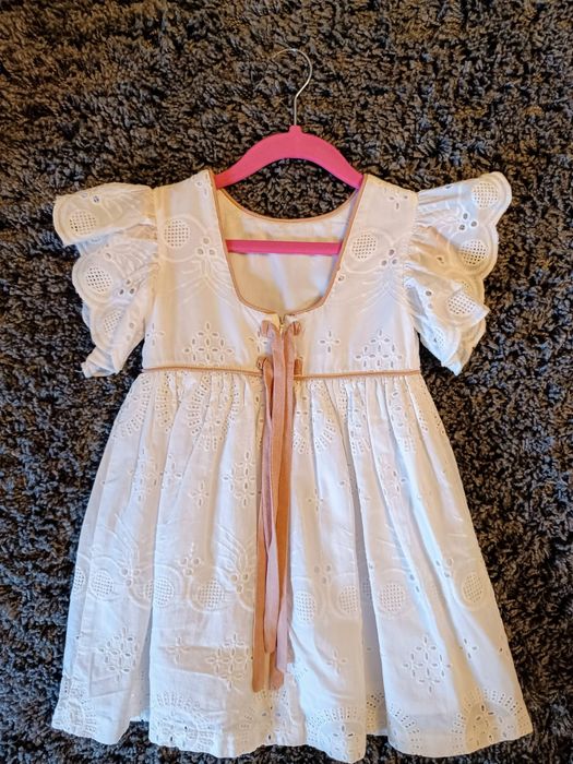 Rochiță pentru fetițe foarte elegantă și frumoasă.