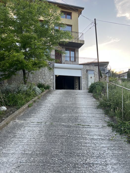 Гараж св. Константин и Елена с наемател