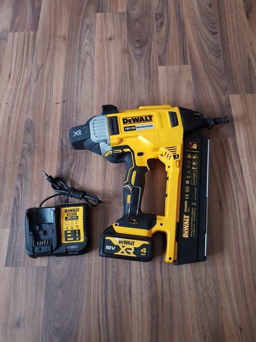Pistol de bătut cuie în beton Dewalt DCN 890