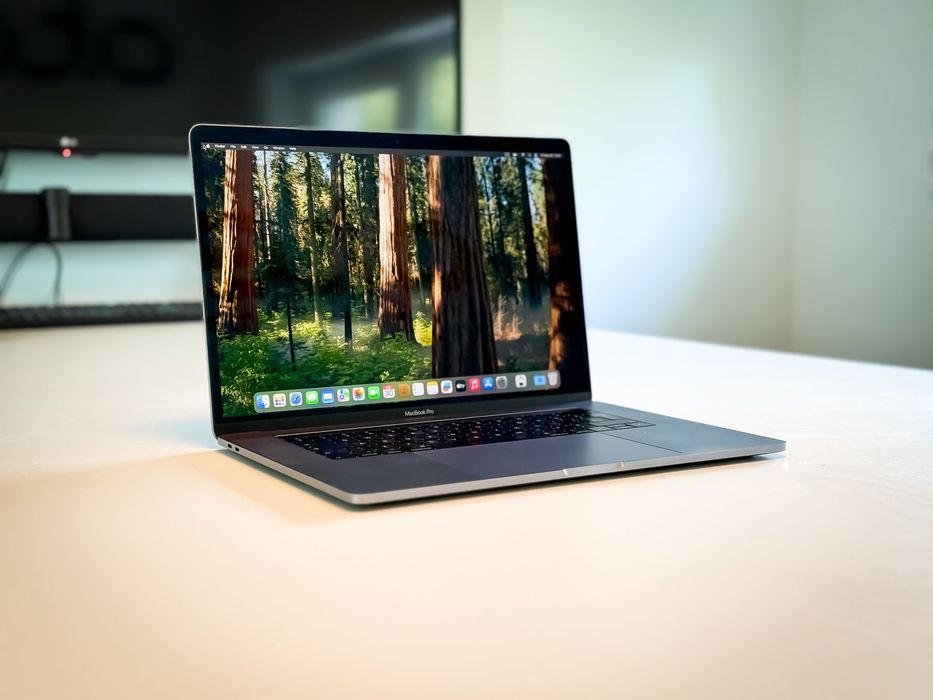 macbook pro 16 i9 second hand si noi de vanzare • Anunturi • OLX.ro