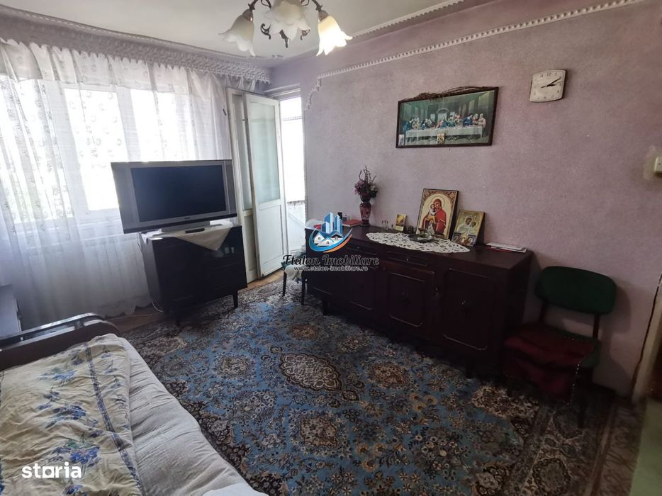 Apartament 3 camere semidecomandat cu 1 baie si 2 balcoane situat la e