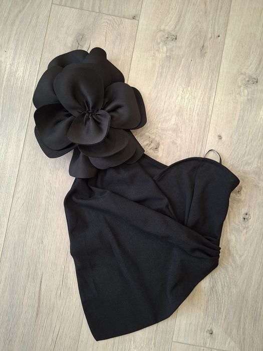 Черен топ с цвете