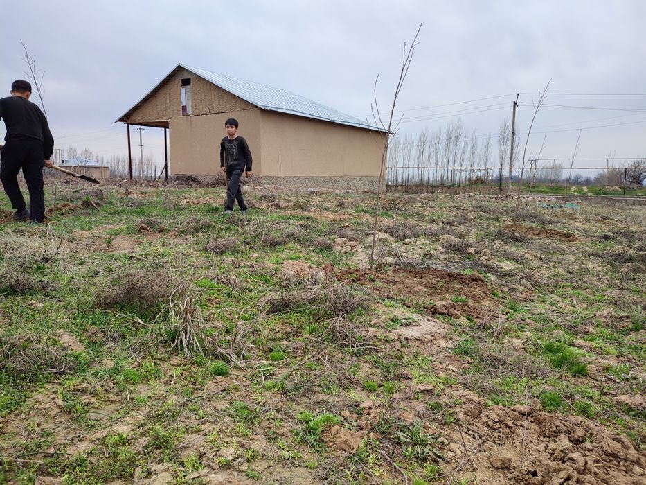 Бўш ер учаскаси сотилади 8 сўтиқ яхши жойда