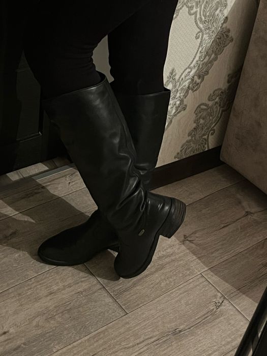 Продам кожанные сапоги недорого.