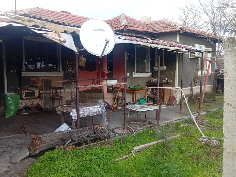 къща с двор с. Биково