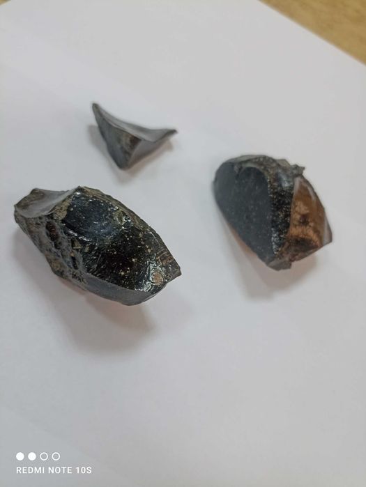 Obsidian bruta neagra