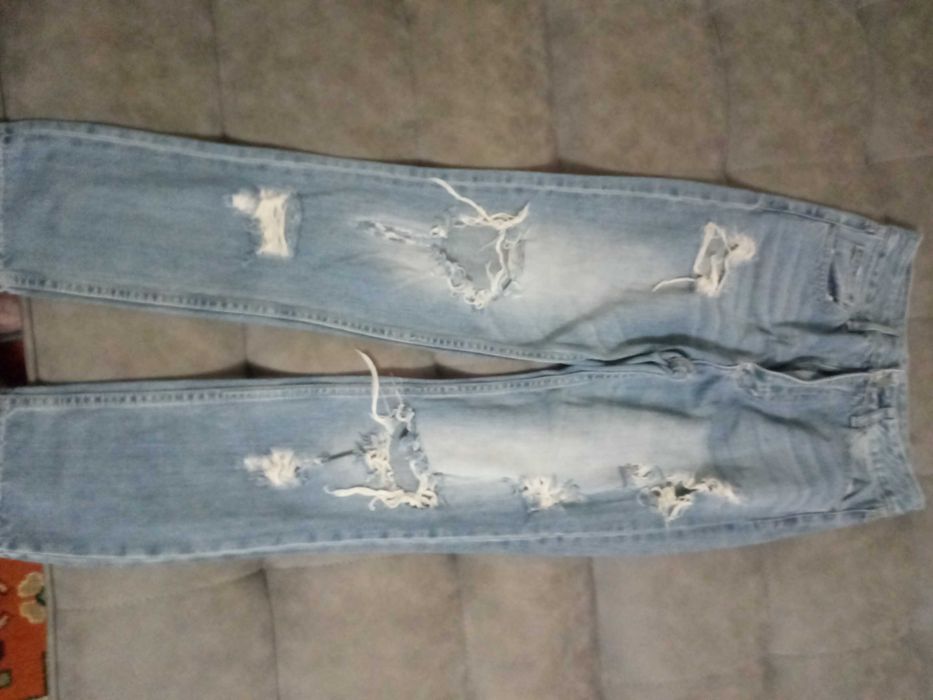 продаются женские модные джинсы.