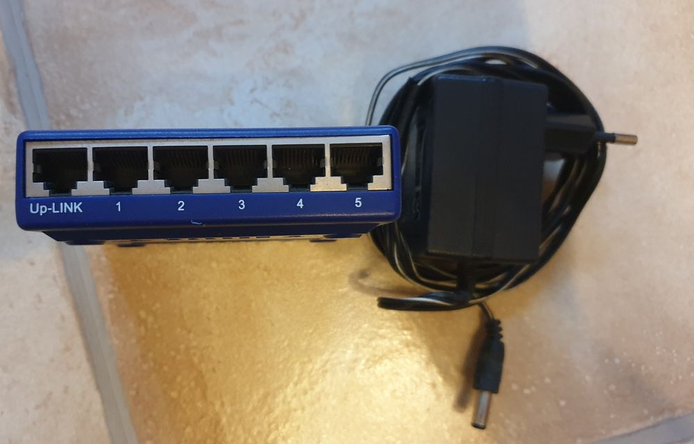 Router Edimax model BR-6428nS si Switch cu 5 porturi