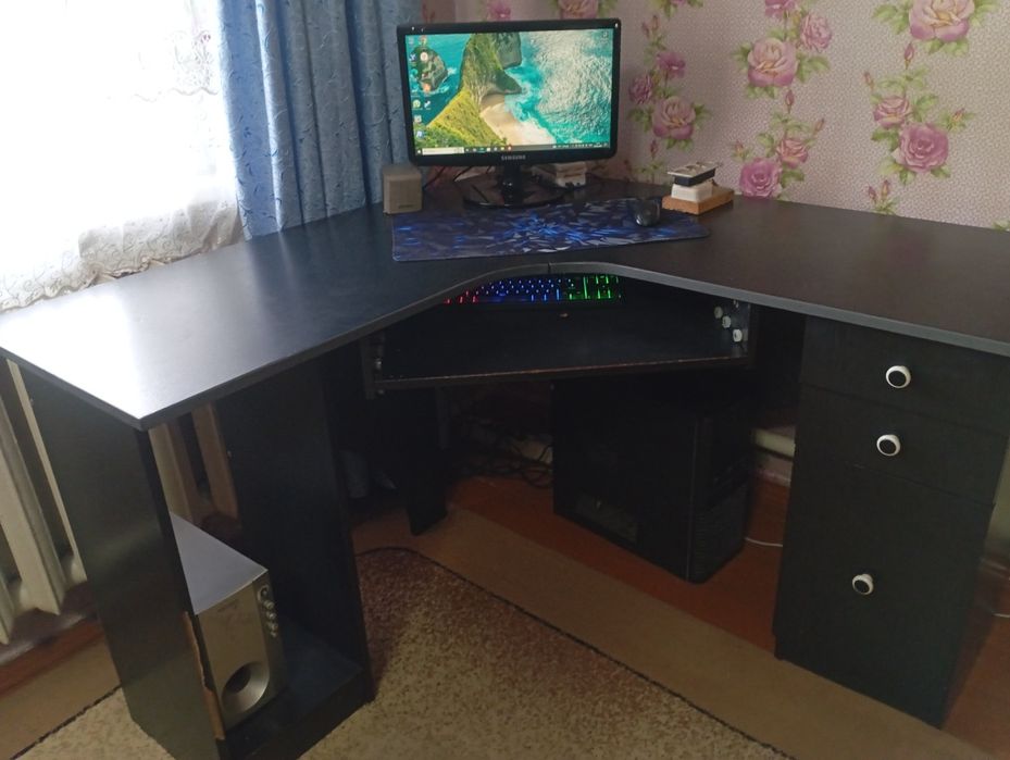 Продам компьютерный стол