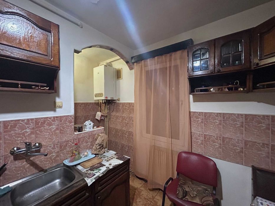 Apartament 3 camere - spațios, luminos, balcon mare.