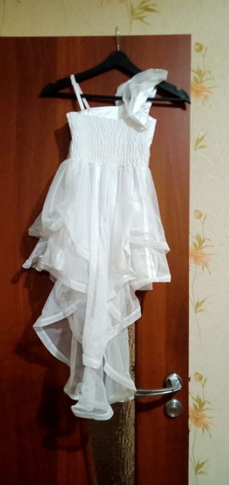 Нарядное белое платье