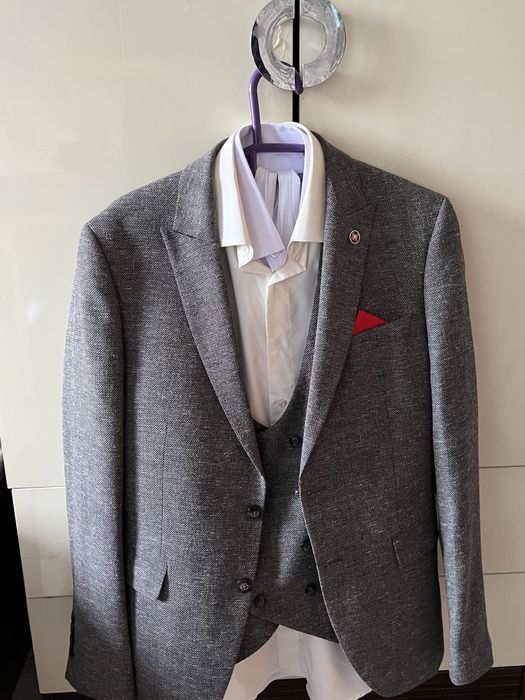 Мужской серый костюм