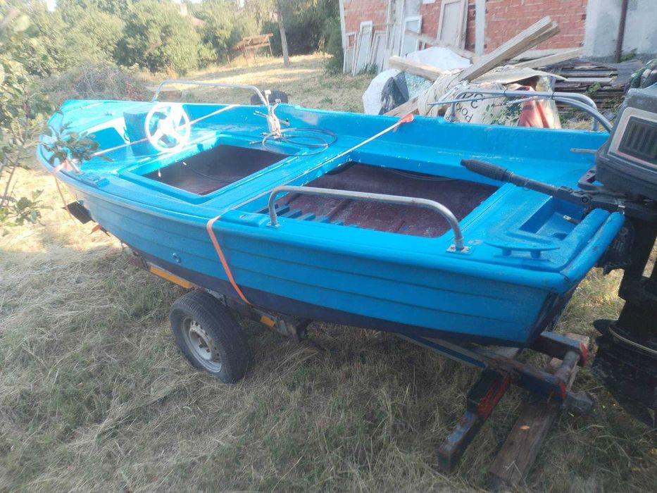 лодка с колесар за риболов