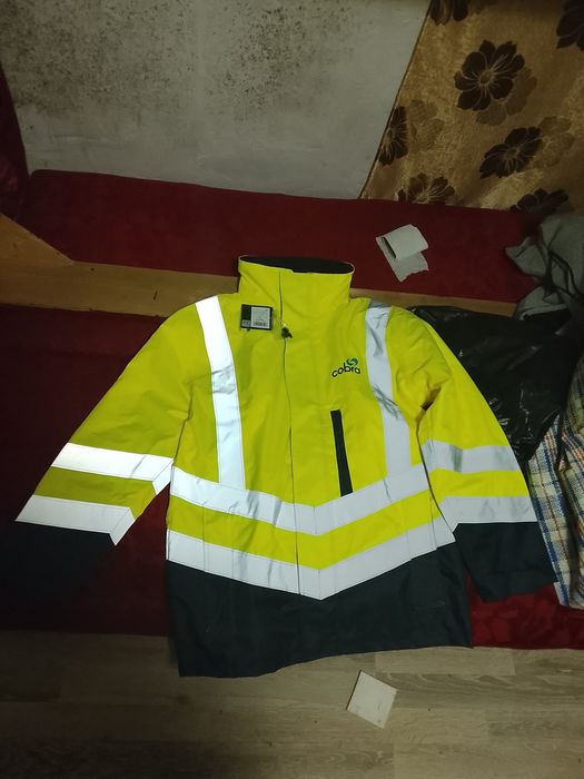 Vând geaca noua cu eticheta