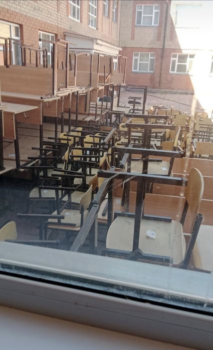 Парты и стулья в Астане.
