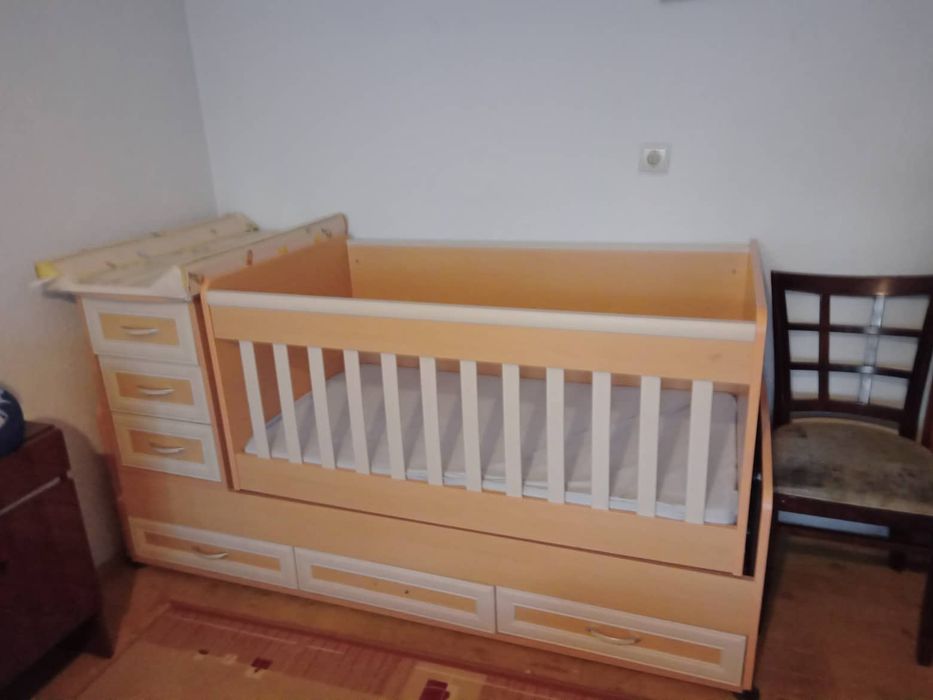 Детско люлеещо се легло с матрак към него