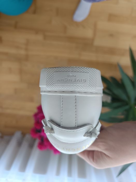 Vând adidași Givenchy  37