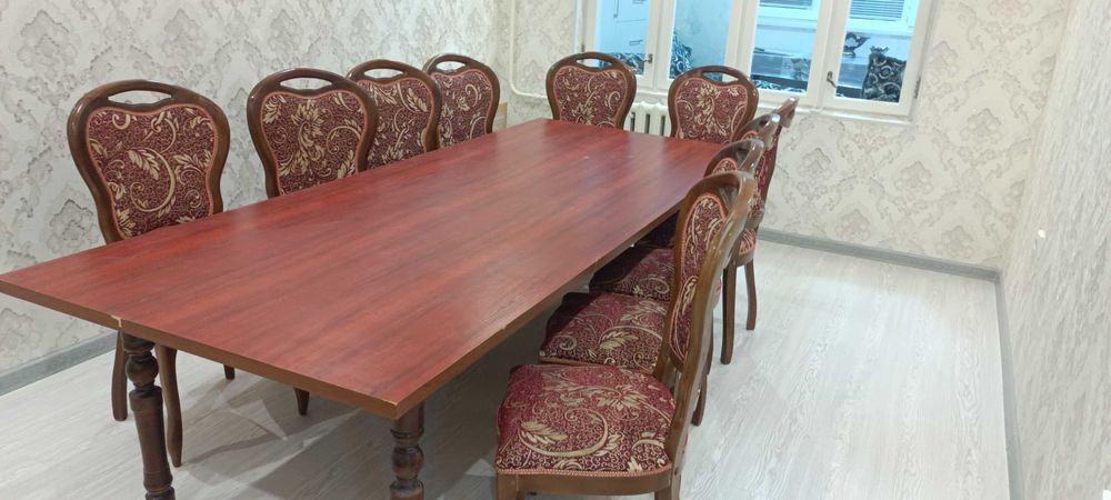 Стол и стулья в хорошем состоянии