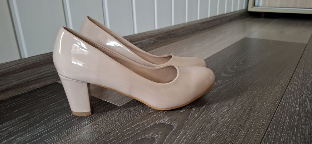 Vand pantofi din lac