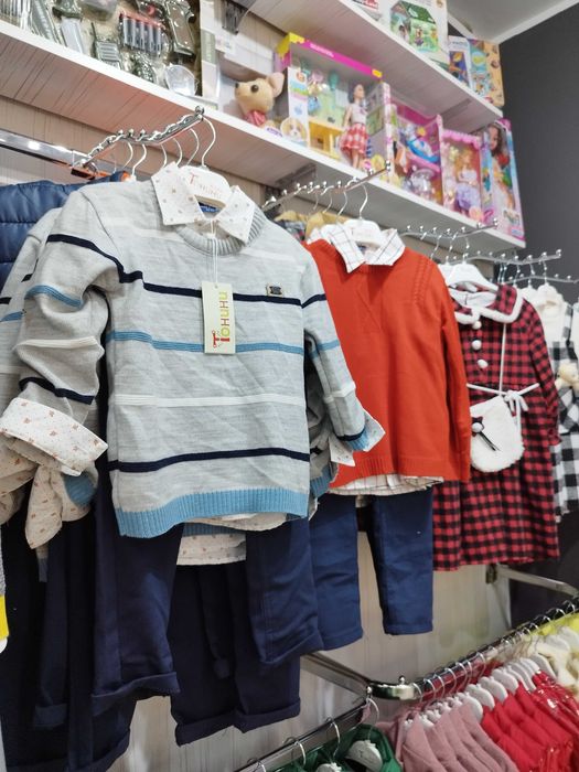 Оборудване от детски магазин – закачалки, щендери, профили, манекени