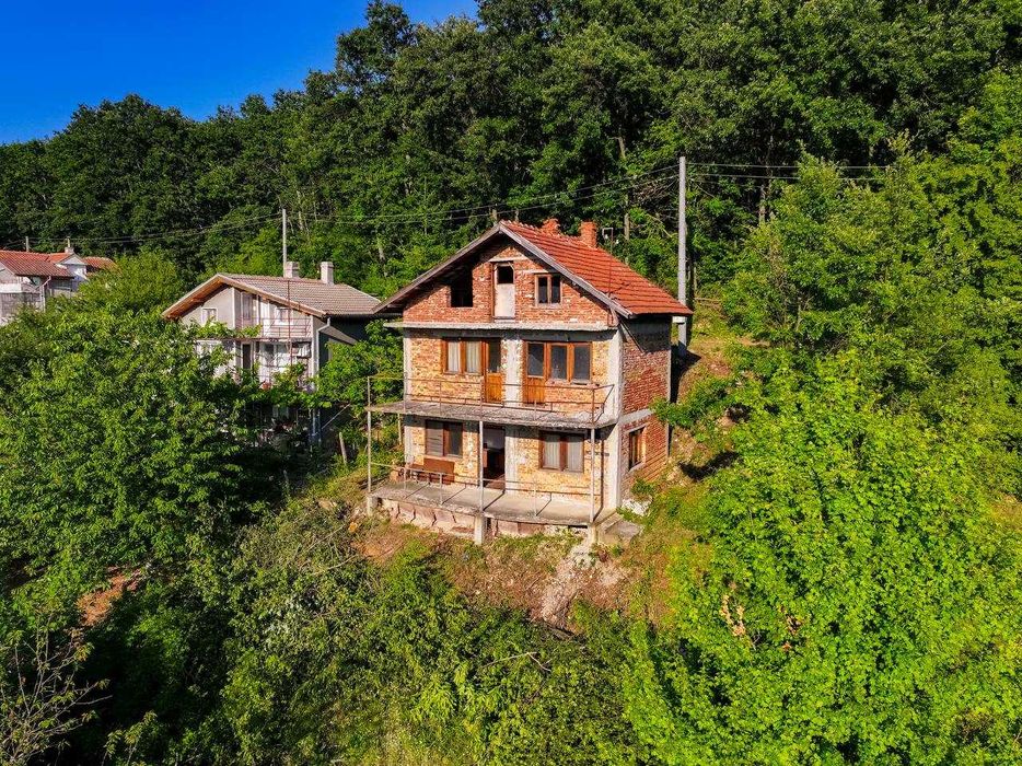 Триетажна къща с двор за ремонт в село Китка, област Бургас