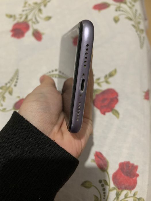 Vând iPhone 11 în stare bună de funcționare.