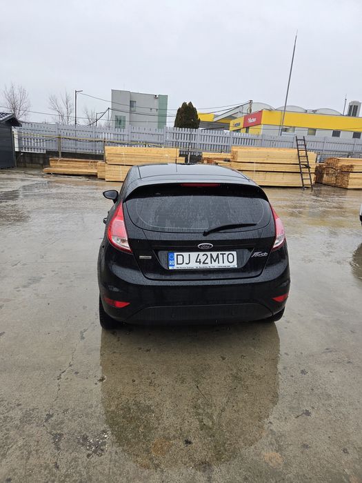 Vând Ford Fiesta