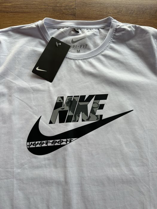 Мъжка,памучна,бяла тениска Nike със сиво лого