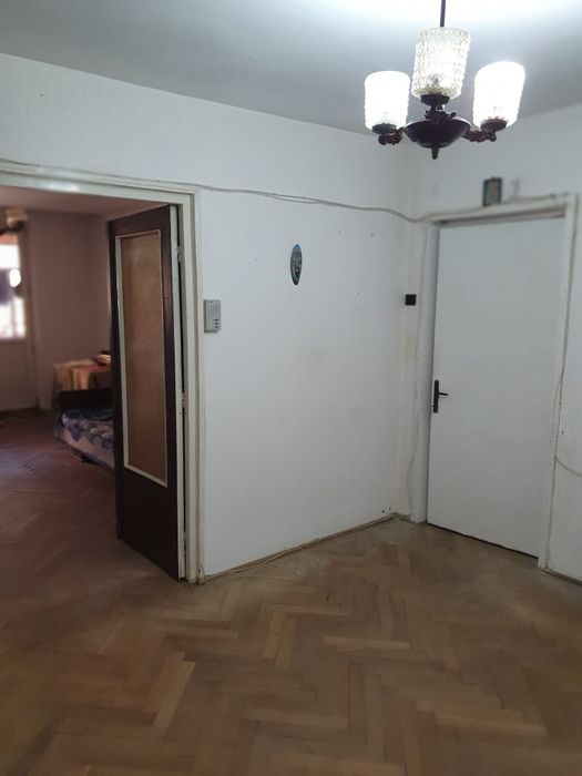 Vând apartament .