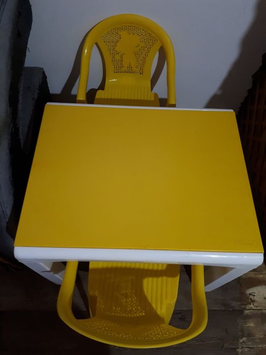 Продаю детский стол плюс 2стула за  12000тг.