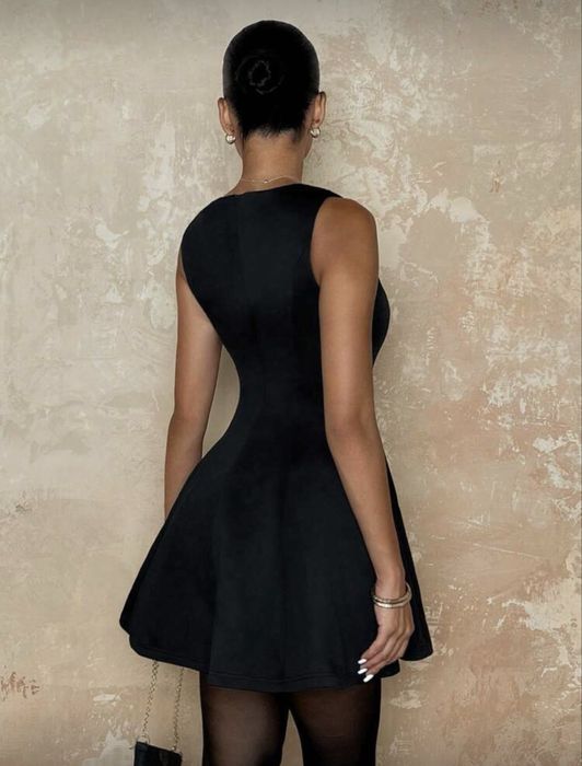 Черна рокля.