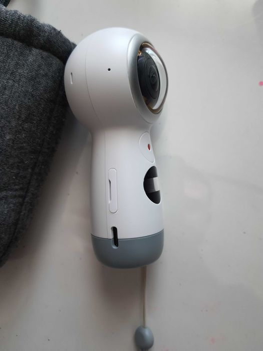 Cameră 360 Samsung Gear 360– ideală pentru vacanțe, evenimente și vlog