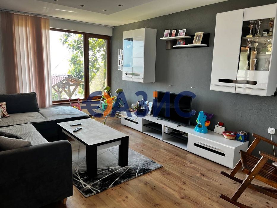 3-етажна къща в Свети Влас Инцараки с изглед към морето. Общ. къщи: