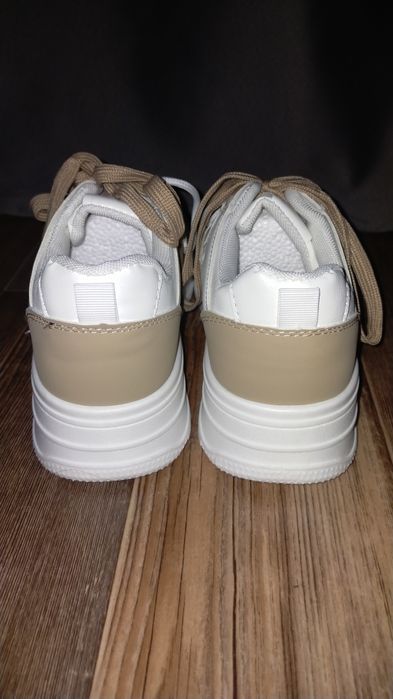 Кроссовки женские