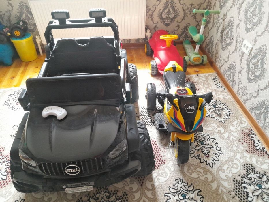 Продаёт детские машинки